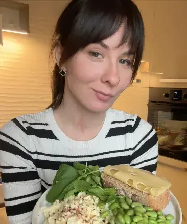 Mujer feliz con su comida